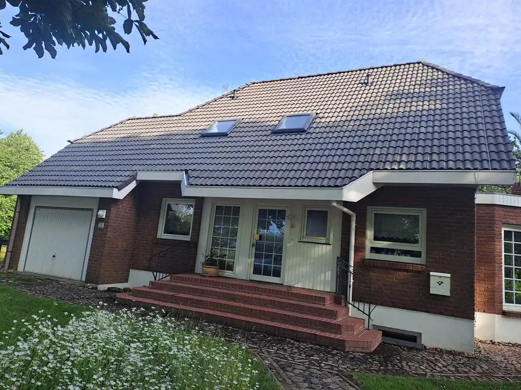 Dachreinigung Bäk Fachgerechte Dachreinigung mit Hochdrucktechnik auf einem Wohnhausdach